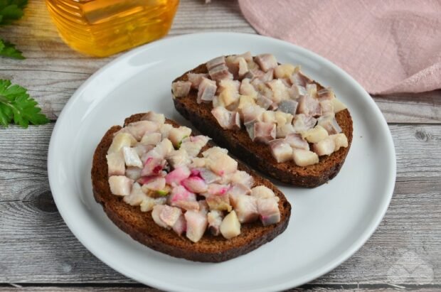 Sandwiches with herring under a fur coat: photo of recipe preparation, step 3