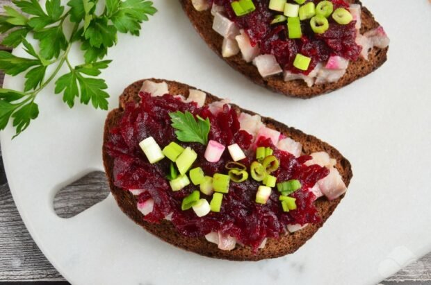 Sandwiches with herring under a fur coat: photo of recipe preparation, step 5