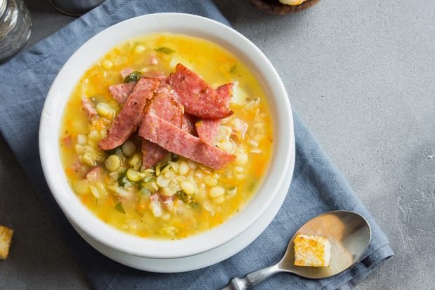 Pea soup with sausage in a slow cooker