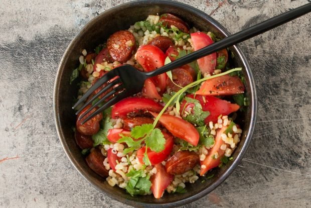 Salad with bulgur and smoked sausage