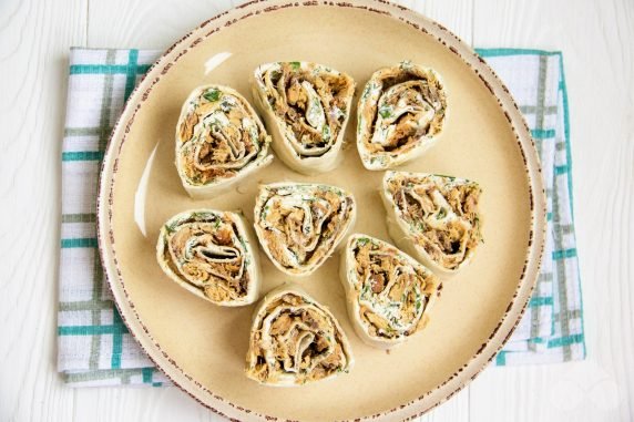 Lavash roll with canned fish: photo of recipe preparation, step 4