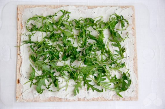 Lavash roll with red caviar and arugula: photo of recipe preparation, step 2