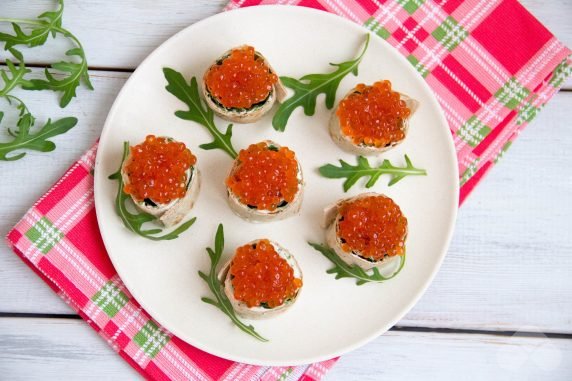 Lavash roll with red caviar and arugula: photo of recipe preparation, step 3