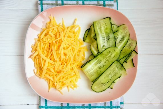 Easy pita bread roll with cucumber: photo of recipe preparation, step 2