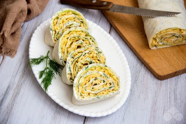 Easy pita bread roll with cucumber