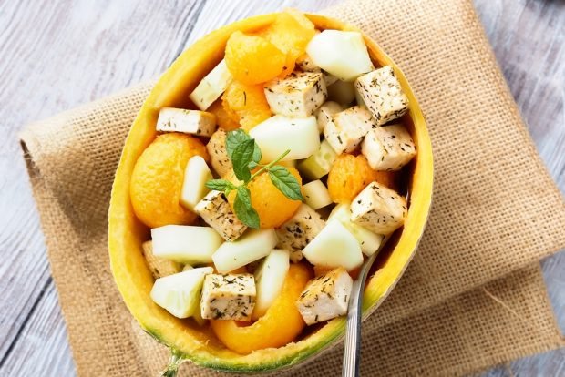 Salad with melon, cucumbers and tofu