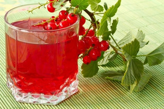 Currant compote with honey 