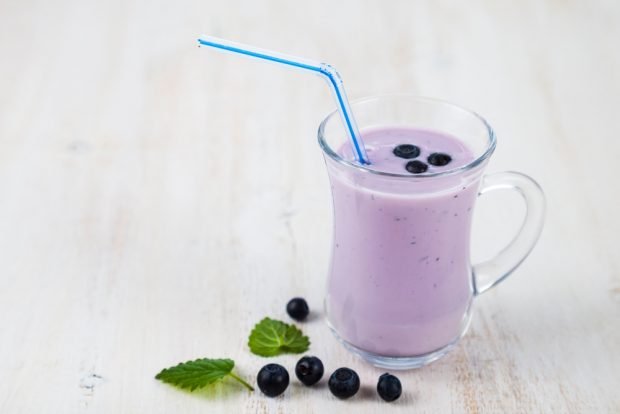 Blueberry milkshake in a blender 