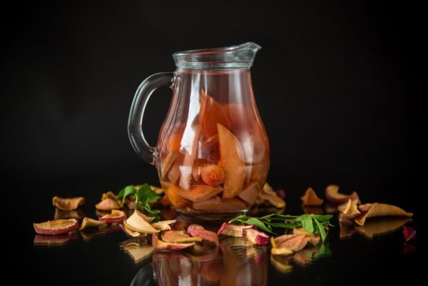 Compote of dried apples and apricots 