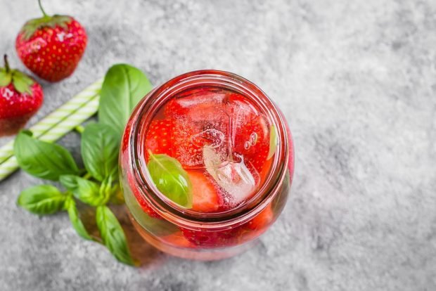 Strawberry basil lemonade 