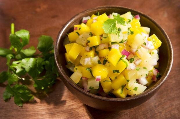 Pineapple, mango and purple onion salad 