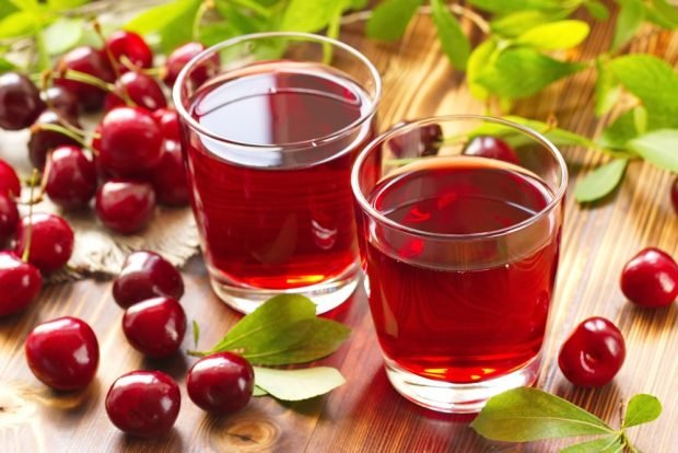 Summer compote of cherries and cherries 