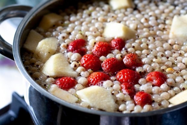 Compote with currants, strawberries and apples