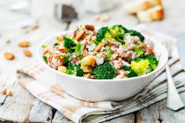 Salad with broccoli, rice, chickpeas and almonds