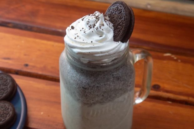 Milkshake with oreo cookies 