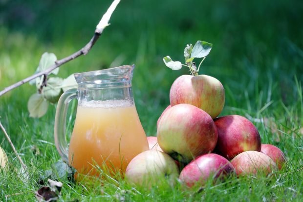 Apple juice in a juicer 