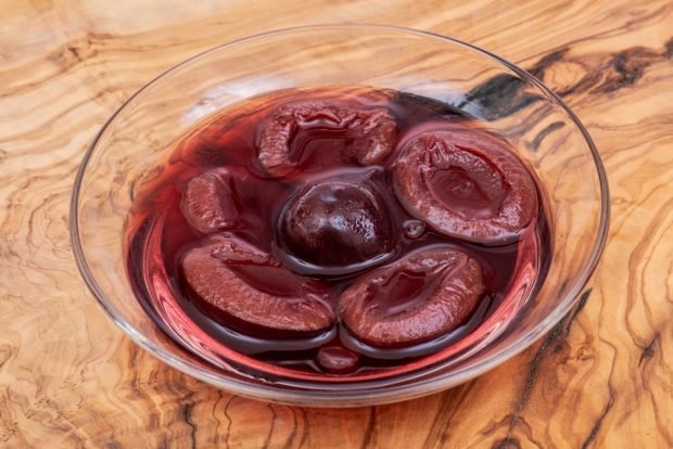 Plum compote in a slow cooker