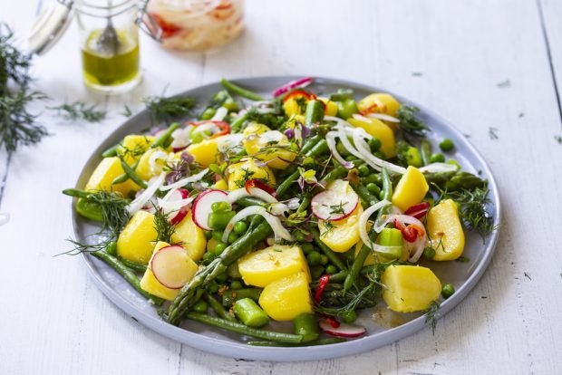 Salad with potatoes, asparagus and string beans