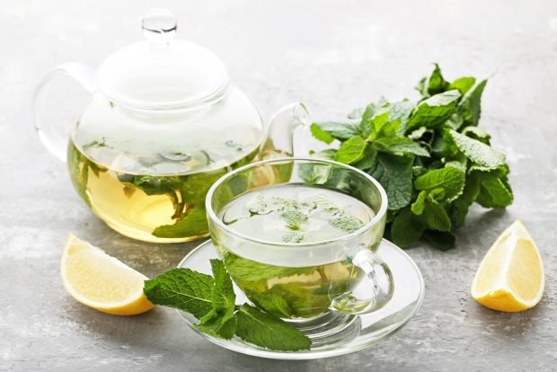 Tea with mint and lemon 