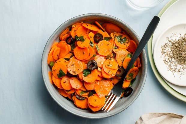 Carrot salad with parsley and olives