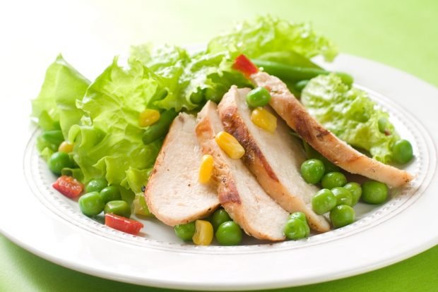 Salad with Mexican mixture and smoked chicken