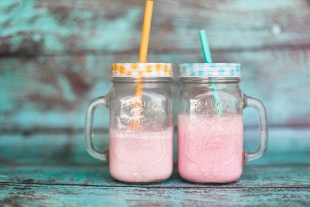 Red currant milkshake is a simple and delicious recipe, how to cook step by step