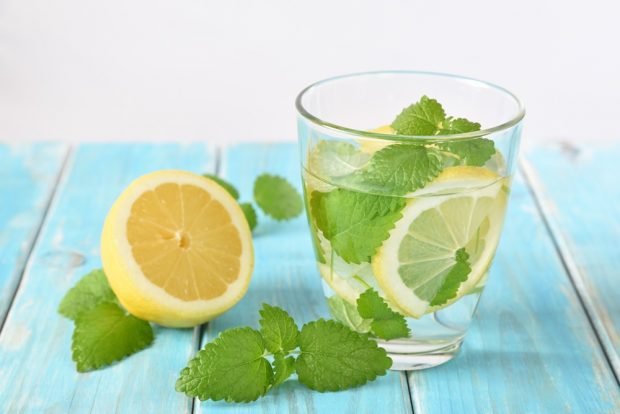 Mojito with mint and lemon