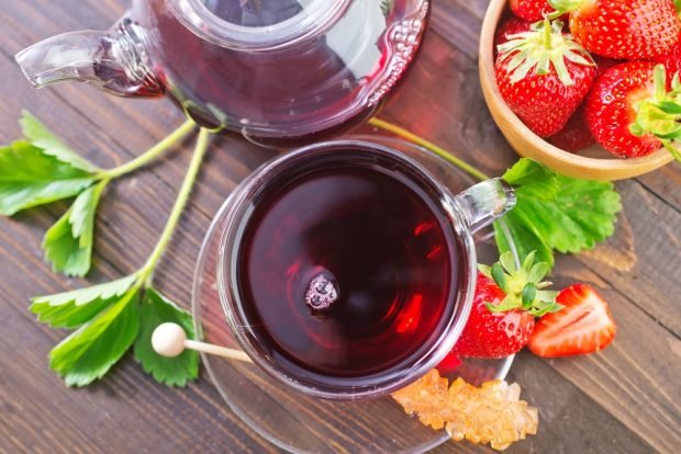 Tea with strawberries and mint 