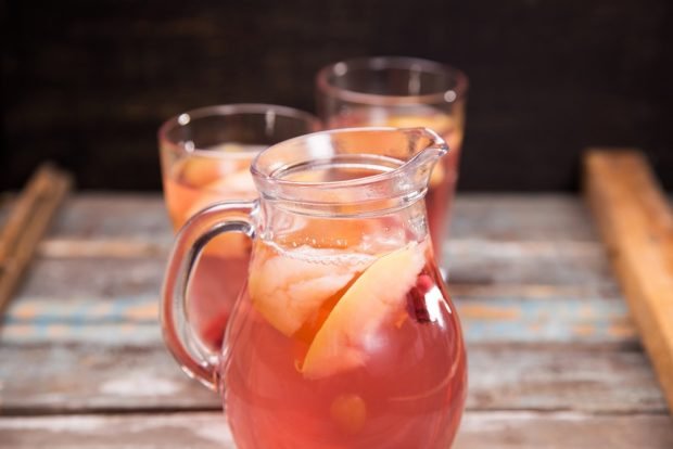 Compote of apples with berries