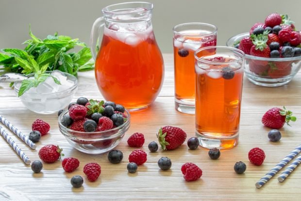 Berry compote with dried fruits