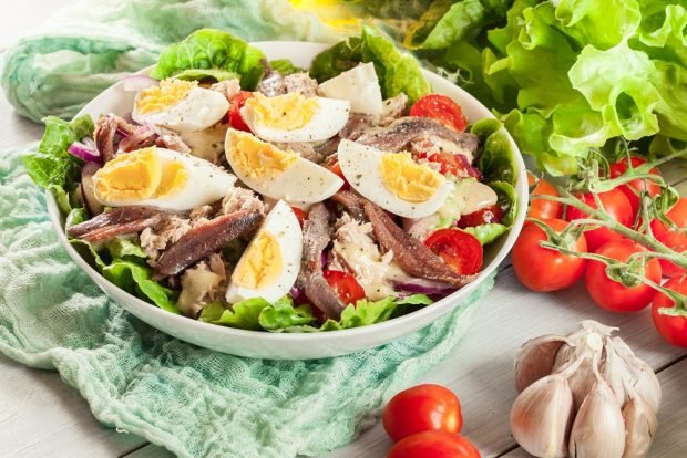 Salad with tuna and anchovies