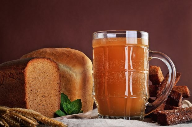 Bread kvass at home is a simple and delicious recipe, how to cook step by step