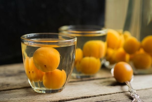 Apricot compote with pits