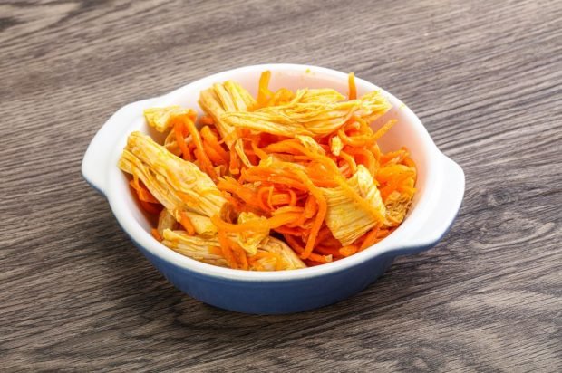 Salad with Korean carrots and soy meat