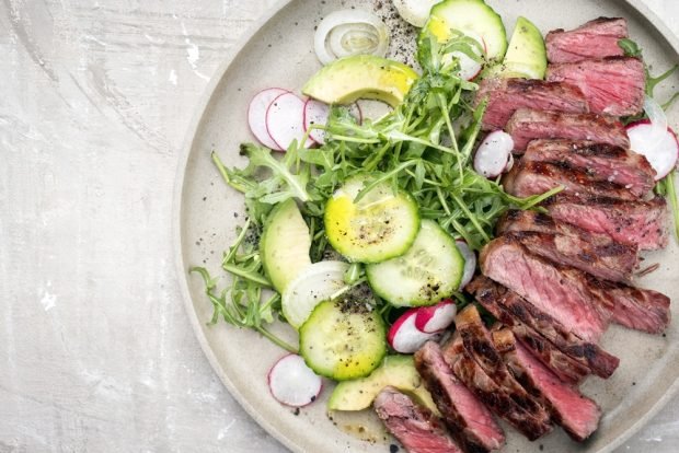 Salad with radish, avocado and beef