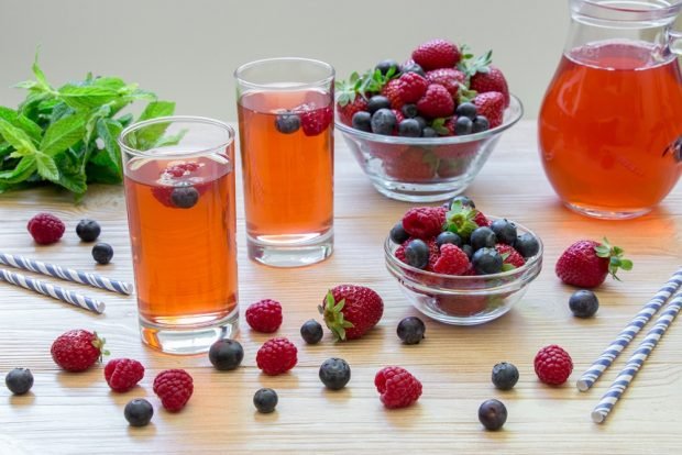 Raspberry, strawberry and blueberry compote 