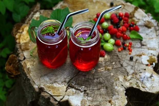 Summer compote of berries is a simple and delicious recipe, how to cook step by step