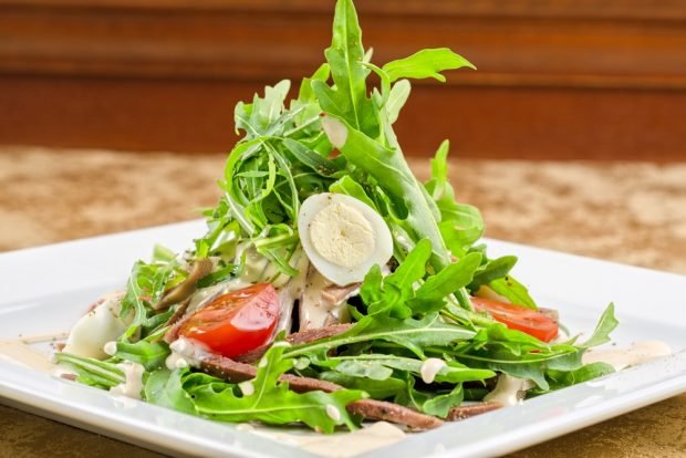 Salad with quail eggs and beef