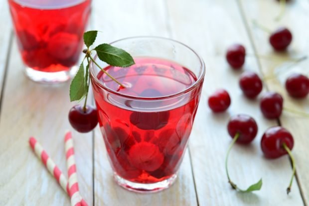 Cherry compote without sugar 