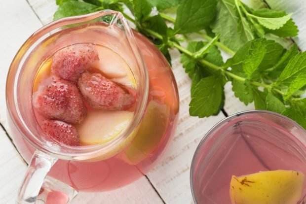 Compote of apples with strawberries and mint