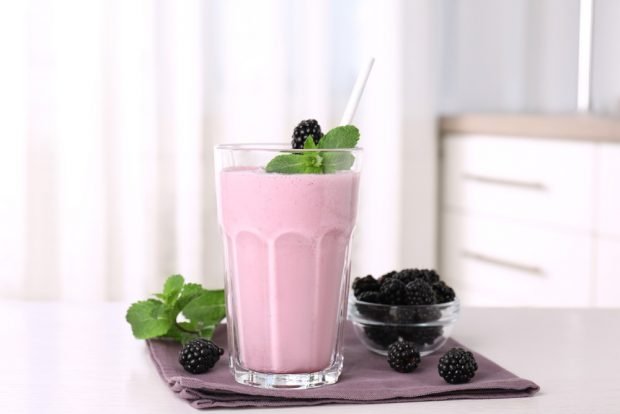 Milkshake with blackberries