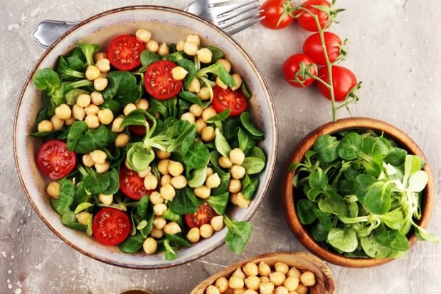 Salad with chickpeas and herbs