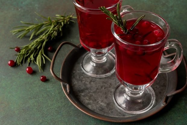 Tea with cranberries and rosemary 