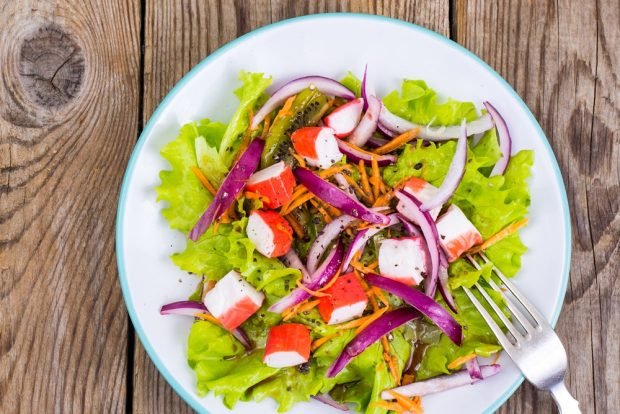 Salad with kiwi and crab sticks