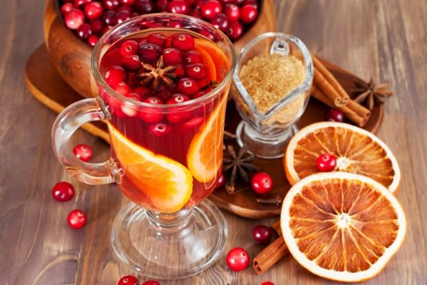 Tea with cranberries and orange 