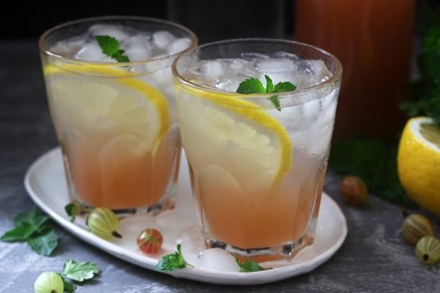 Gooseberry mojito with lemon