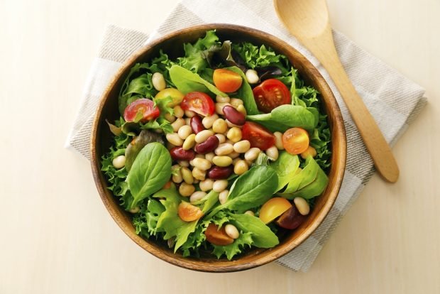 Green salad with beans