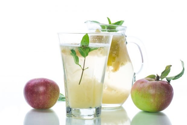 Apple compote with mint 