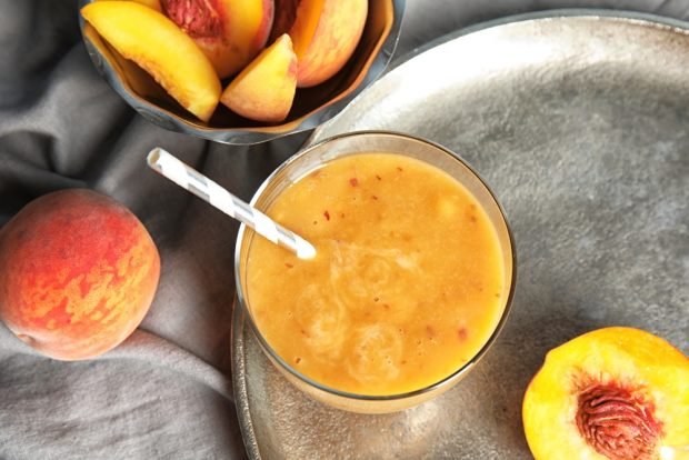 Smoothie with peach 