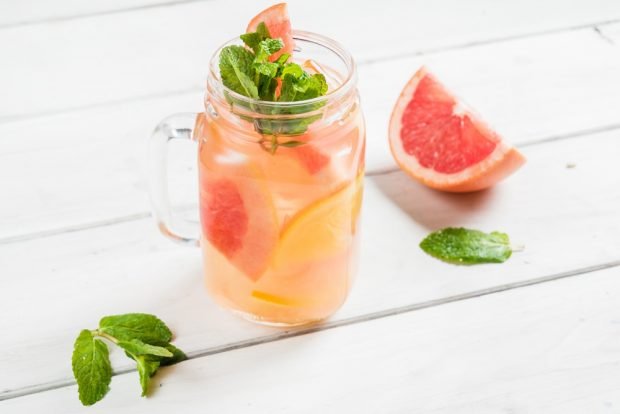 Grapefruit lemonade at home 